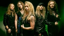 ”Faktahan on, ettei englanninkielinen musiikki ole se, millä painetaan eteenpäin Suomessa” – haastattelussa Shiraz Lane