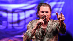 Muutos rocklegendan riveissä – Pitkäaikainen laulaja vaihtui uuteen