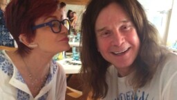 Sharon Osbourne kertoo Ozzyn viimeisistä hetkistä – paljastaa viimeiset sanat, jotka kuuli laulajan sanovan