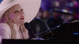 Lady Gaga tiedottaa kannattajilleen iloisia uutisia: Youtubeen ilmaantuu jouluaattona kiinnostavaa nähtävää