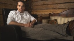 Juha Lagström on ylpeästi punainen pohjalainen – Elonkerjuu-laulaja juhlistaa itsenäisyyspäivää uudella biisillä