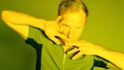 Ismo Alangon uusi biisi on balladi totuudenjälkeisestä ajasta – ”Sopii vaihtoehtoisen joulun soundtrackiksi”