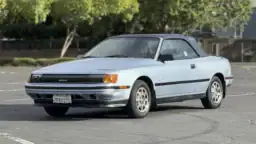 Punk-legenda kauppaa ajoneuvoaan – ”Hyrrää kuin Marshall-pino nupit kaakossa”