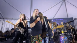 Nicko McBrain istahti rumpujakkaralle soittamaan keikallisen Iron Maiden -klassikoita – mukana hyöri myös kovan luokan vierailija