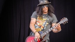 Slash säesti nimekästä laulaja- ja vierailijakööriä yksityiskeikalla – settilistakin koostui melkoisista klassikoista