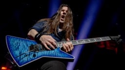 Teemu Mäntysaari luottaa näemmä kotimaiseen soundiosaamiseen – Megadeth-kitaristi julkaisi kuvan työkaluistaan