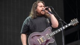 Wolfgang Van Halen iloitsee, että on onnistunut astumaan esiin isänsä varjosta – ”Ihmiset ovat alkaneet ottaa minut vakavasti”