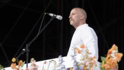 Faith No More -kiipparisti vahvistaa Guns N’ Rosesiin ysärin alussa liitetyn erikoisen huhun – ”Tämä nainen turbaanissa tuli lavalle…”