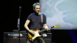 Sting-kitaristi Dominic Miller vertaa Beatlesin musiikkia tietyssä asiassa Bachin teoksiin – ”Vaikka soittaisit huonosti…”