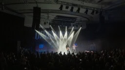 ”Bändistä paistoi yhdessä soittamisen aito ilo” – Uriah Heep Helsingissä, raportti ja kuvat