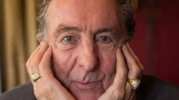 Eric Idle saapuu Suomeen – Monty Python -legendan esitys on täynnä komediaa, musiikkia ja filosofiaa