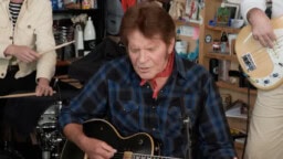 Seuraavaksi rauhoitumme kuulemaan, kuinka John Fogerty esittää klassikoitaan varsin intiimeissä puitteissa