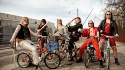 Kun Suomen koleudesta on päästävä etelän lämpöön – reteän rockin nimeen vannova Kissa julkaisi hirtehisen videon