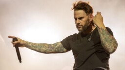 Avenged Sevenfold -keulakuva pohdiskelee elämän rajallisuutta rocklegendojen kautta: yhä enemmän heistä alkaa menehtyä