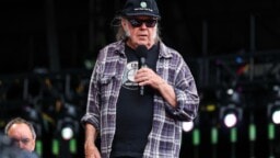 ”Herätkää!” Neil Young julkaisi tulikivenkatkuisen kirjoituksen Yhdysvaltain nykymenosta