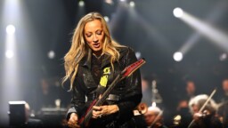 Alice Cooper -kitaristi Nita Strauss tiedottaa iloisia perheuutisia – ”Olemme odottaneet tätä ihmettä niin kauan”