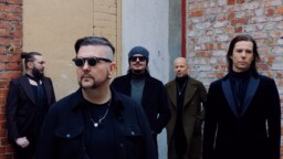 ”Kun maailma tuntuu palavan, mikä ois tärkeämpää kuin rakkaus toiseen ihmiseen” – Happoradio aloittaa juhlavuotensa uudella singlellä