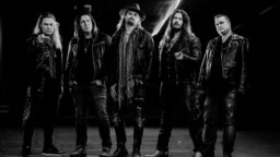 Hauskanpidon hurmaa ja vaaran tuntua – Ensinäytössä Thy Row’n Snakebite