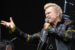 ”Jos saisit listaykkösen, mitä tekisit rahoilla?” ”Ostaisin huumeita” – Billy Idolin tarinan kertova dokkari sai räväkän trailerin