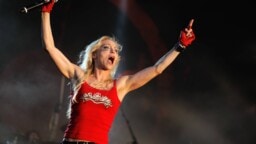 Liittyykö Angela Gossow jälleen Arch Enemyn rivehin? Laulaja itse kommentoi vellovia huhuja