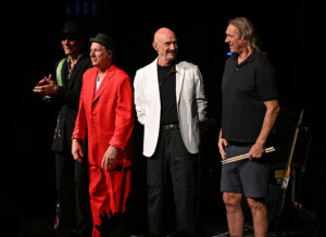 King Crimsonin ystävät, huomio! Yhtyeestä tuttujen hahmojen sekä Steve Vain ja Tool-rumpalin tähtikokoonpano Beat saapuu kesällä Suomeen