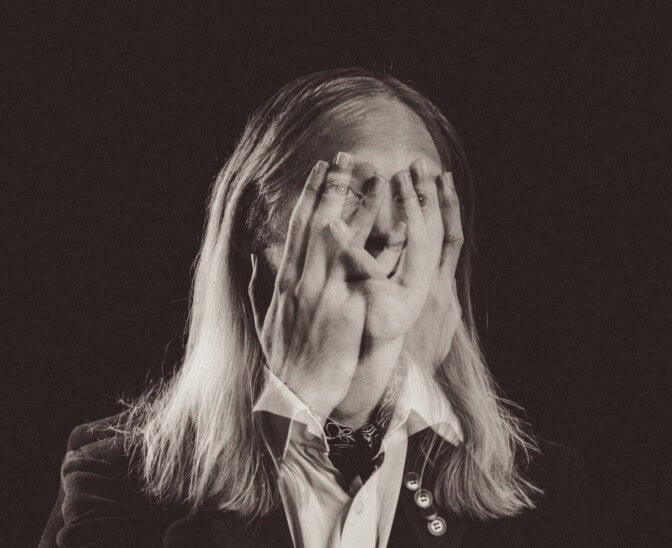 Iskelmällistä rockia ja okkultismihuuruilua yhdistävä Krypta julkaisi uuden singlen – ”Meidän hölmöin ja siksi ehkä paras kertosäe”