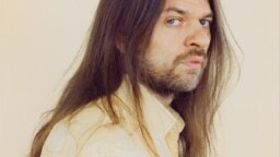 Arvio: Timo Kämäräisen Laulu pelastaa on parhaimmillaan lempeää hymyilyä ihmisyydelle