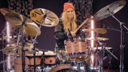 Minkä kaliiperin taituri on Rushin uusi rumpali? Anika Nilles esittelee taitojaan väkevällä soittovideolla