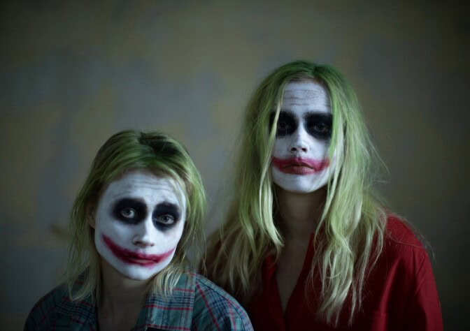 ”Mitä opin tänään koulussa: mulla ei oo mitään arvoa” – Maustetyttöjen uusi single on karua kertomaa koulukiusaamisesta