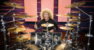 Mitä jos Bill Ward ei olisikaan soittanut Black Sabbath -klassikon rumpuraitoja? Tässä yksi näkemys aiheesta