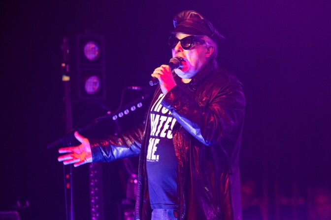 Dead Kennedysistä tuttu Jello Biafra sai aivohalvauksen –  punk-ikoni on sairaalahoidossa, kaikki keikat peruttu