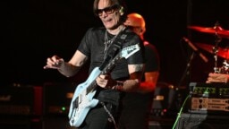 Millaisen kitarasoolon Steve Vai soittaa Van Halenin Jump-ikivihreään? Tuoreesta mainoksesta tämäkin selviää