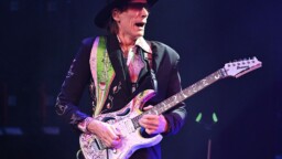 ”Vielä tänäkin päivänä sen kuullessani vatsassani alkaa myllertää” – Tätä kappaletta jopa kitaravirtuoosi Steve Vai pelkää soittaa