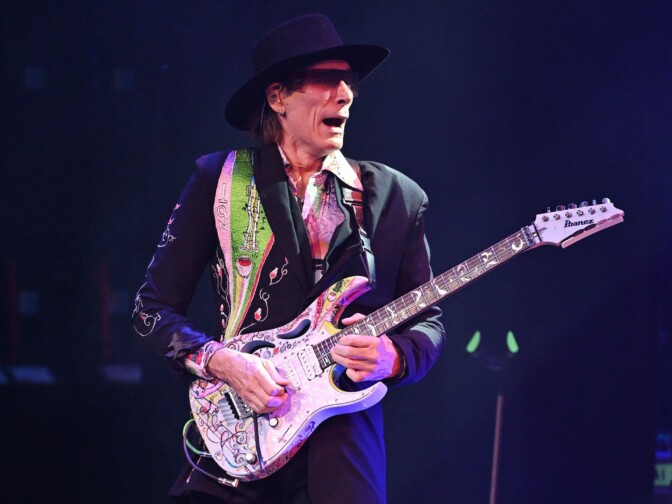 ”Vielä tänäkin päivänä sen kuullessani vatsassani alkaa myllertää” – Tätä kappaletta jopa kitaravirtuoosi Steve Vai pelkää soittaa