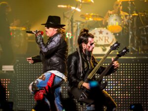 ”Sano Axlille, ettei kukaan muu pysty seisomaan Bucketheadin rinnalla” – Bumblefoot päätyi Guns N’ Rosesiin nimekkään kitaravirtuoosin avustuksella