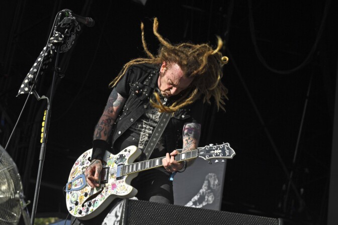 ”Olen elänyt kymmenen miehen edestä ja haluan kuolla arvokkaasti” – Ginger Wildheart ei aio ryhtyä syöpähoitoihin