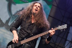 Millä vermeillä Sonata Arctican kitaristi ja basisti hoitavat hommia? Rockway-palvelun kamakatsaus sen kertoo