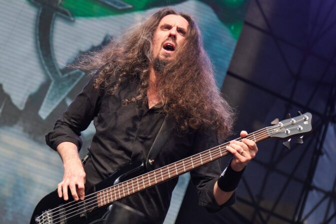 Millä vermeillä Sonata Arctican kitaristi ja basisti hoitavat hommia? Rockway-palvelun kamakatsaus sen kertoo