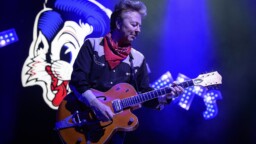 ”En pystynyt edes napittamaan housujani, saati sitten soittamaan kitaraa” – Brian Setzer kertoo terveysongelmistaan