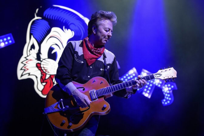 ”En pystynyt edes napittamaan housujani, saati sitten soittamaan kitaraa” – Brian Setzer kertoo terveysongelmistaan