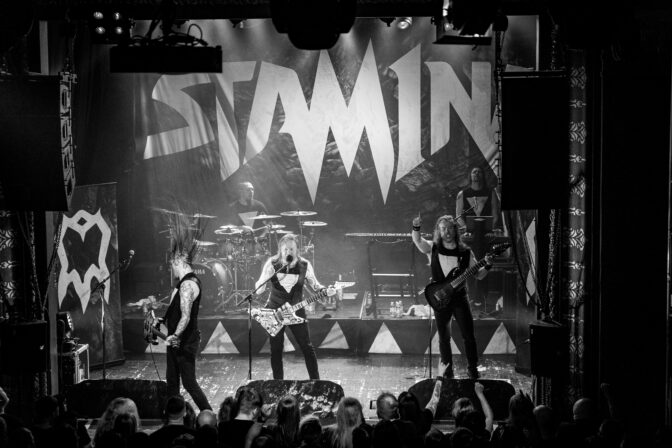 Hikisistä piteistä herkistelyyn – Näin Stam1nan uusi albumi Apnea toimi livenä