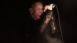 Nine Inch Nails oli juuri aloittanut Hurt-hitin, kun Trent Reznor keskeytti keikan – pian kahta fania saatettiin ulos