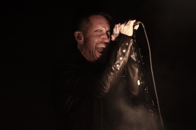 Nine Inch Nails oli juuri aloittanut Hurt-hitin, kun Trent Reznor keskeytti keikan – pian kahta fania saatettiin ulos