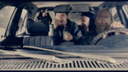 Nahkansa luonut Aino & Hajonneet näyttää, miten hauskaa (hirveää) on taksikuskin jalo ammatti – ensinäytössä uusi video