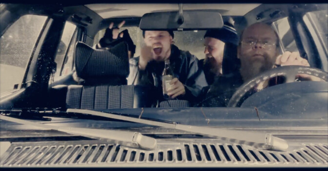 Nahkansa luonut Aino & Hajonneet näyttää, miten hauskaa (hirveää) on taksikuskin jalo ammatti – ensinäytössä uusi video