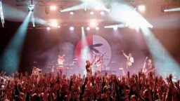 Livearvio: Ismo Alanko Kulttuuritalolla – ”Harva asemansa suomalaisessa rockissa vakiinnuttanut artisti on uudistunut yhtä monta kertaa ilman, että yhteys yleisöön katkeaa”