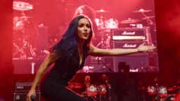 Entinen Arch Enemy -solisti Alissa White-Gluz esitteli uuden yhtyeensä – luvassa ”murskaavia riffejä” ja ”brutaalia laulua”