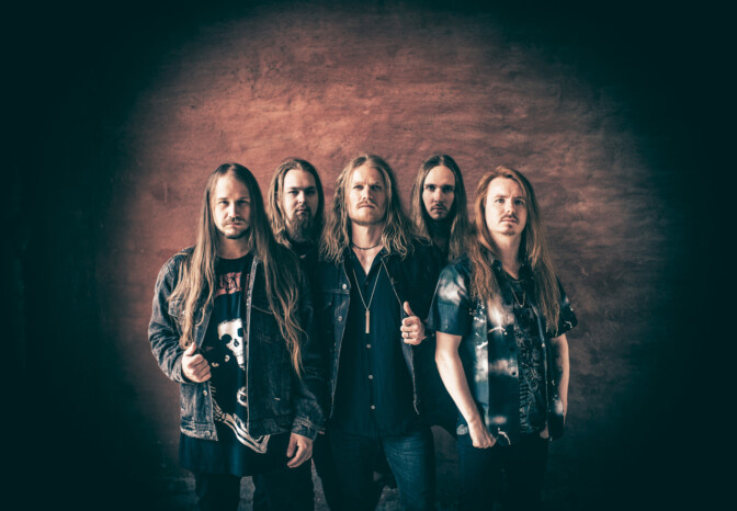 Arion julistaa voimaantumisen ja voittamattomuuden sanomaa junan lailla eteenpäin ryskäävällä Hurricane-singlellä