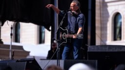 Bruce Springsteen nousi lavalle jättimielenosoituksessa – soitti tuoreen protestilaulunsa