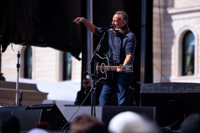 Bruce Springsteen nousi lavalle jättimielenosoituksessa – soitti tuoreen protestilaulunsa